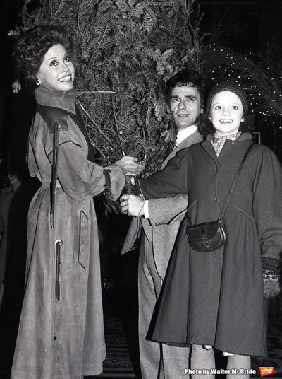 Mary Tyler Moore, Dudley Moore and Katherine Healy filming â€œSix Weeksâ€ at Photo