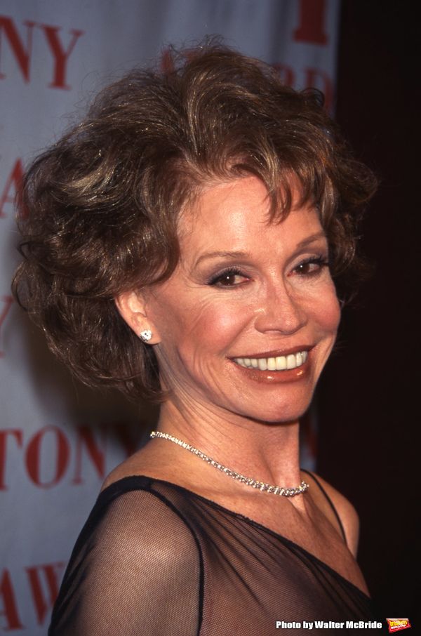 Mary Tyler Moore attends the Tony Awards at Radio City Music Hall on June 1, 1997 in  Photo