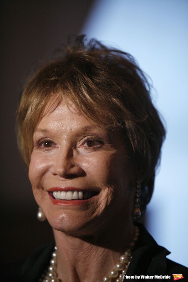 Mary Tyler Moore
attending the book Party for the debut release of Bernadette Peter's Photo