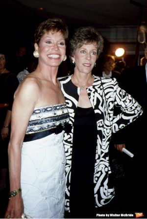 Mary Tyler Moore and Carol Burnett
on June 1, 1988 in New York City.


 Photo