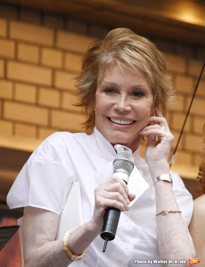 Mary Tyler Moore
attending BROADWAY BARKS 10 : The 10th Annual Adopt-a-thon stage pre Photo