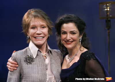 ***EXCLUSIVE COVERAGE*** Mary Tyler Moore visits the cast of "Enter Laughing" at the  Photo