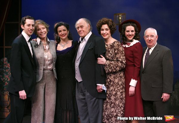 ***EXCLUSIVE COVERAGE*** Mary Tyler Moore visits the cast of 