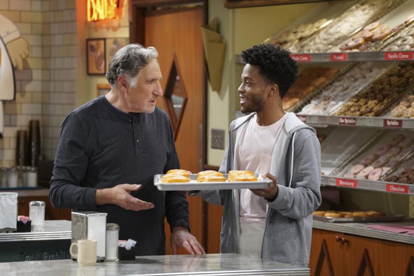 Review Roundup - New CBS Comedy SUPERIOR DONUTS, Based on Tracy Letts Play  Image