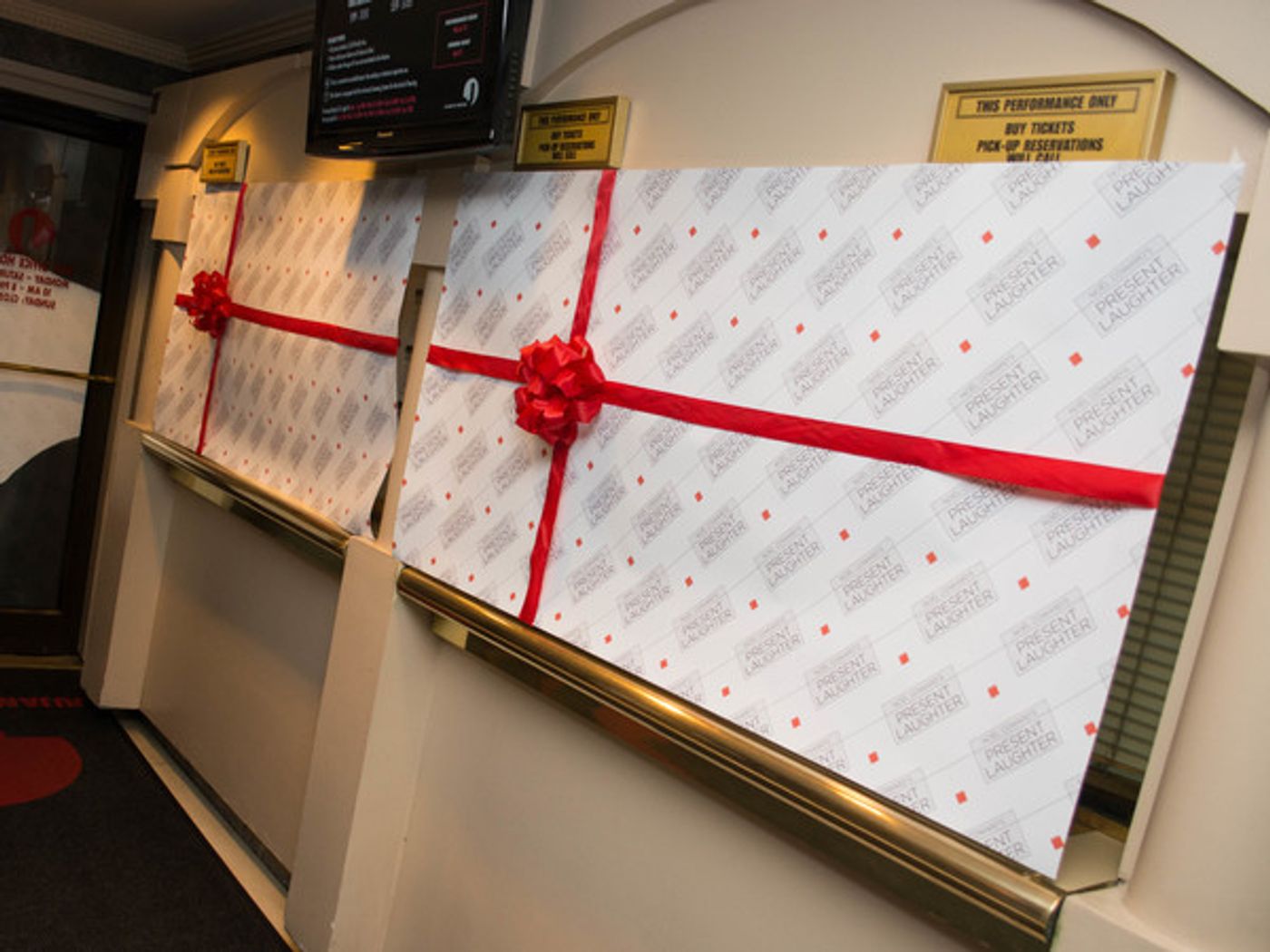 Photo Flash: Ticket Buyers Unwrap the PRESENT LAUGHTER Box Office  Image