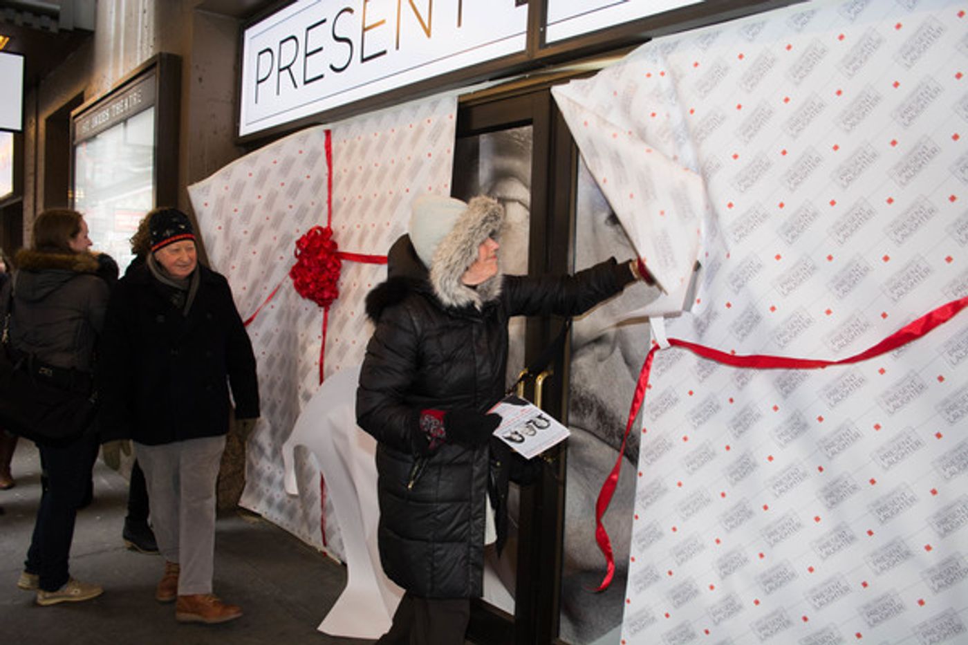 Photo Flash: Ticket Buyers Unwrap the PRESENT LAUGHTER Box Office  Image