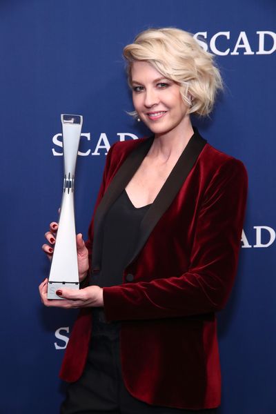 ATLANTA, GA - FEBRUARY 03:  Jenna Elfman poses with her Spotlight Award during Photo  Photo