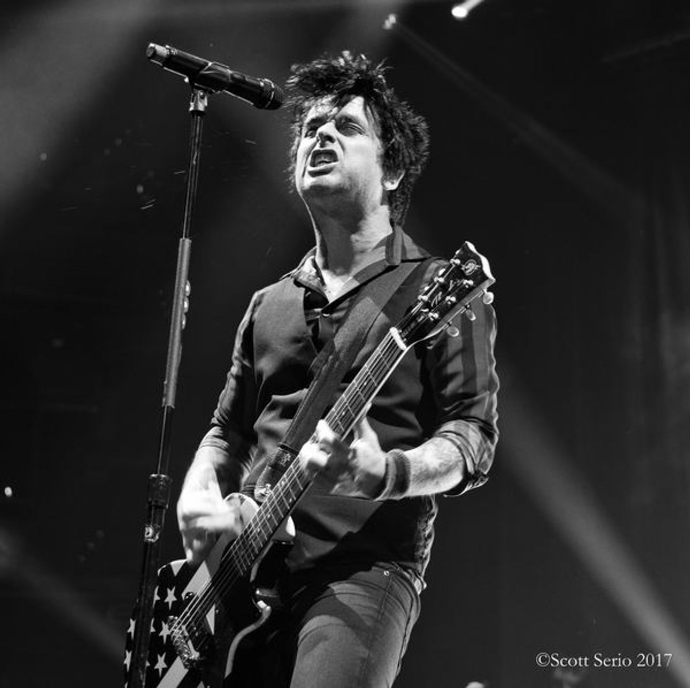 Photo Exclusive: GREEN DAY IN CONCERT at Verizon Center Photo Exclusive: GREEN DAY IN CONCERT at Verizon Center Image