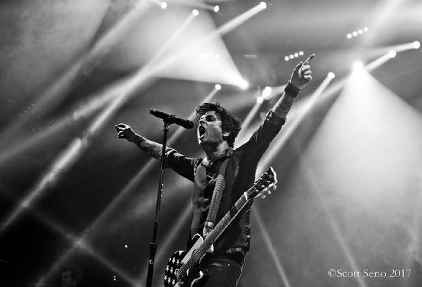 Photo Exclusive: GREEN DAY IN CONCERT at Verizon Center Photo Exclusive: GREEN DAY IN CONCERT at Verizon Center Image