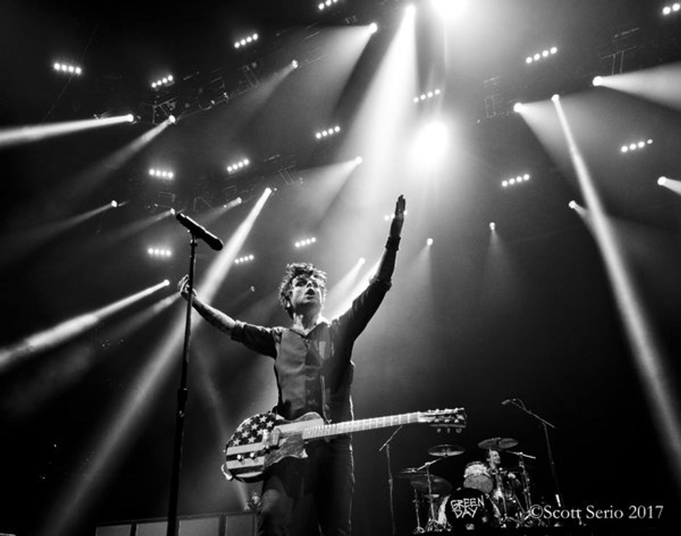 Photo Exclusive: GREEN DAY IN CONCERT at Verizon Center Photo Exclusive: GREEN DAY IN CONCERT at Verizon Center Image