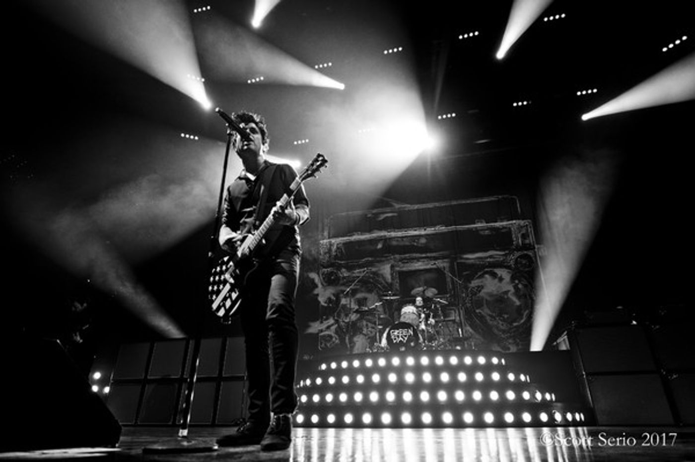Photo Exclusive: GREEN DAY IN CONCERT at Verizon Center Photo Exclusive: GREEN DAY IN CONCERT at Verizon Center Image
