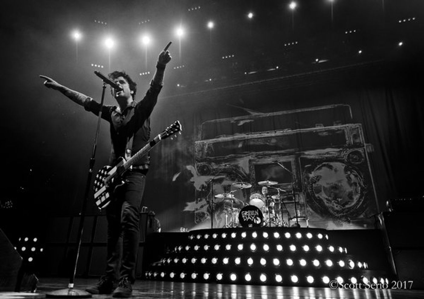 Photo Exclusive: GREEN DAY IN CONCERT at Verizon Center Photo Exclusive: GREEN DAY IN CONCERT at Verizon Center Image