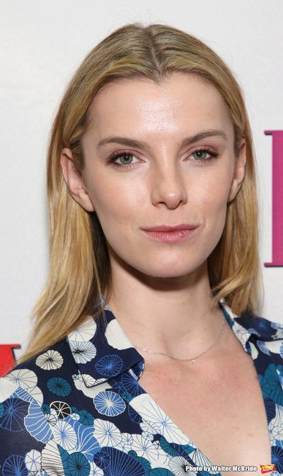 Betty Gilpin Photo