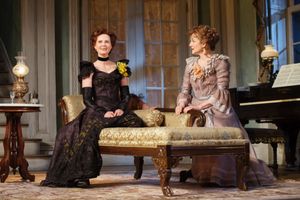 Cynthia Nixon and Laura Linney  Photo