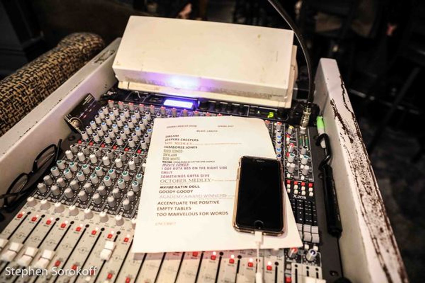 Photo Coverage: John Pizzarelli Continues His String Of Successes at Cafe Carlyle Photo Coverage: John Pizzarelli Continues His String Of Successes at Cafe Carlyle Image