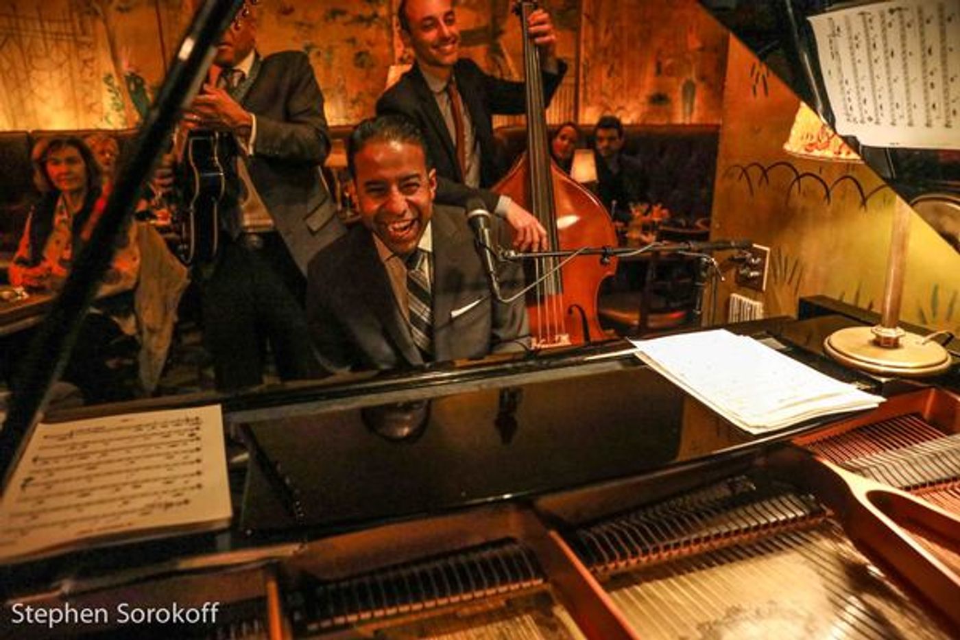 Photo Coverage: John Pizzarelli Continues His String Of Successes at Cafe Carlyle Photo Coverage: John Pizzarelli Continues His String Of Successes at Cafe Carlyle Image