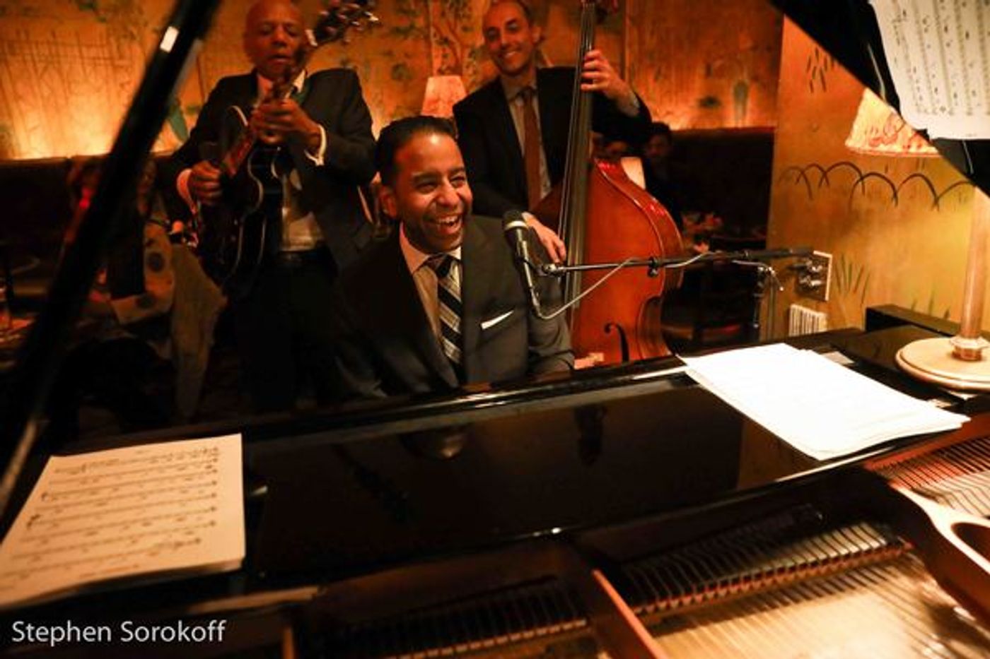 Photo Coverage: John Pizzarelli Continues His String Of Successes at Cafe Carlyle Photo Coverage: John Pizzarelli Continues His String Of Successes at Cafe Carlyle Image