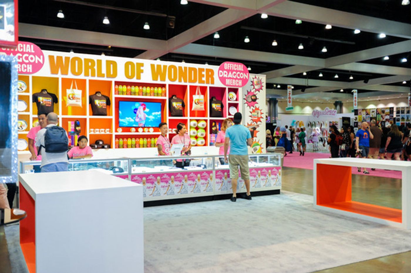 Photo Flash: All Colors of the Rainbow Take Part in RuPaul's DragCon 2017  Image