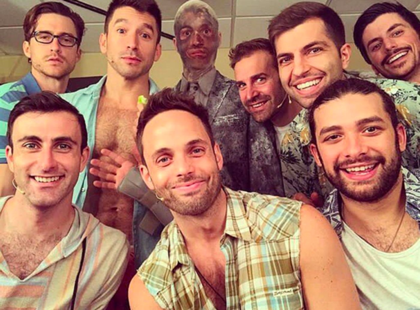 Photo Flash: GROUNDHOG DAY Vogues Before Act 2, HAMILTON Chicago Shares Make Up Routine, and More Saturday Intermission Pics!  Image