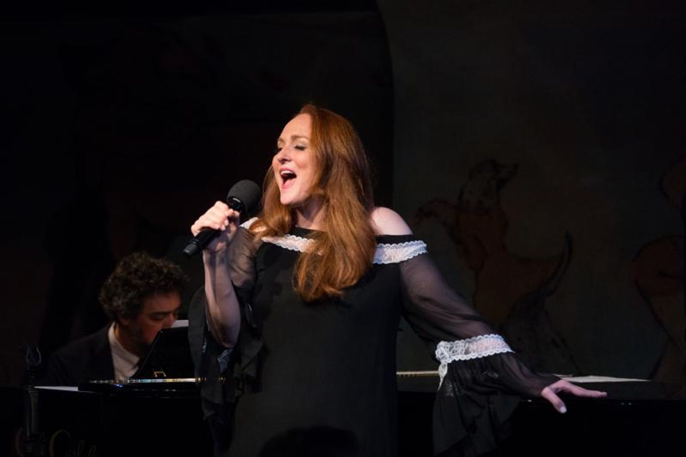 Review: Antonia Bennett Proves She's a Force to Be Reckoned With In Cafe Carlyle Debut  Image