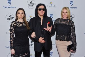 Sophie Simmons, Gene Simmons and Shannon Tweed @ BroadwayWorld Sophie Simmons, Gene Simmons and Shannon Tweed Photo