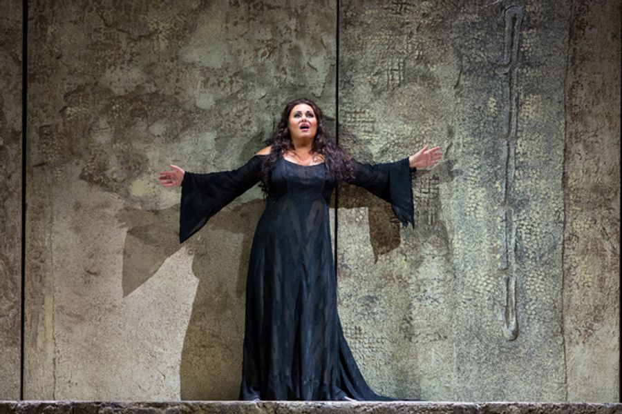 Photo Flash: Plácido Domingo Returns to the Big Screen as the Title King in NABUCCO  Image