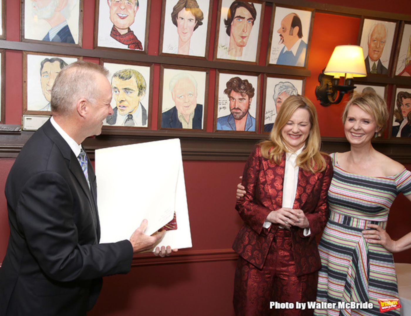 Photo Coverage: Laura Linney and Cynthia Nixon Celebrate Their New Portraits at Sardi's!  Image