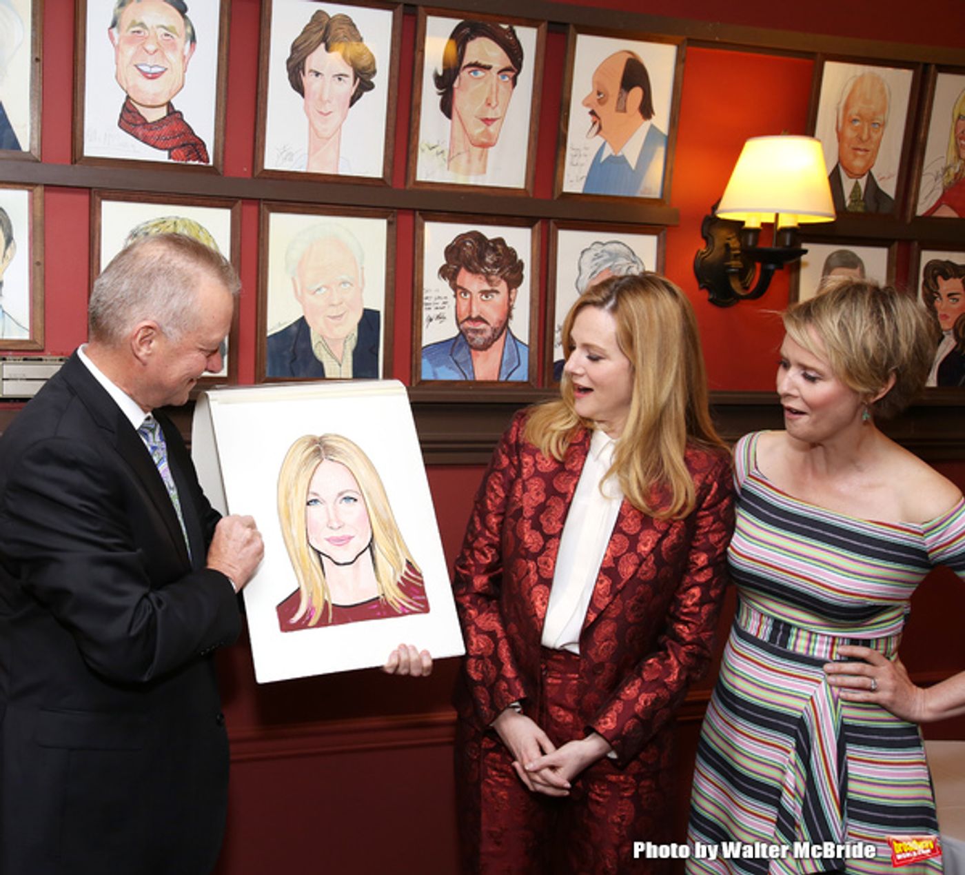Photo Coverage: Laura Linney and Cynthia Nixon Celebrate Their New Portraits at Sardi's!  Image