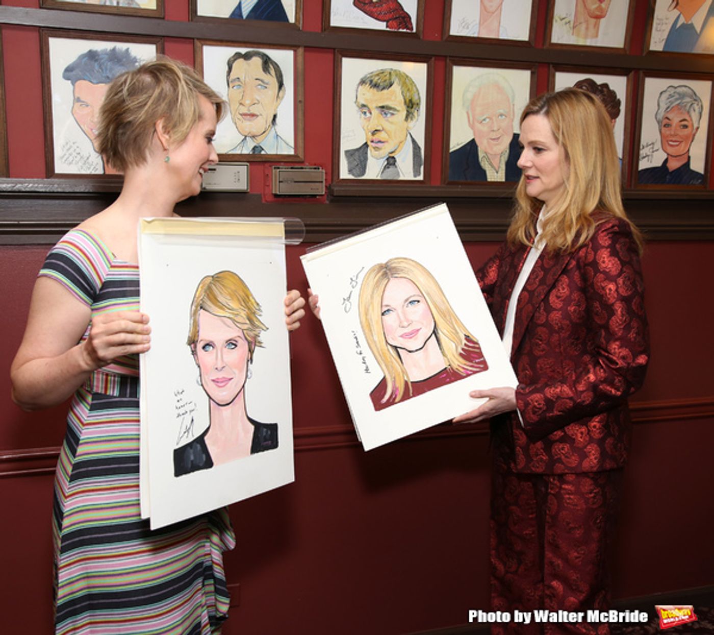 Photo Coverage: Laura Linney and Cynthia Nixon Celebrate Their New Portraits at Sardi's!  Image
