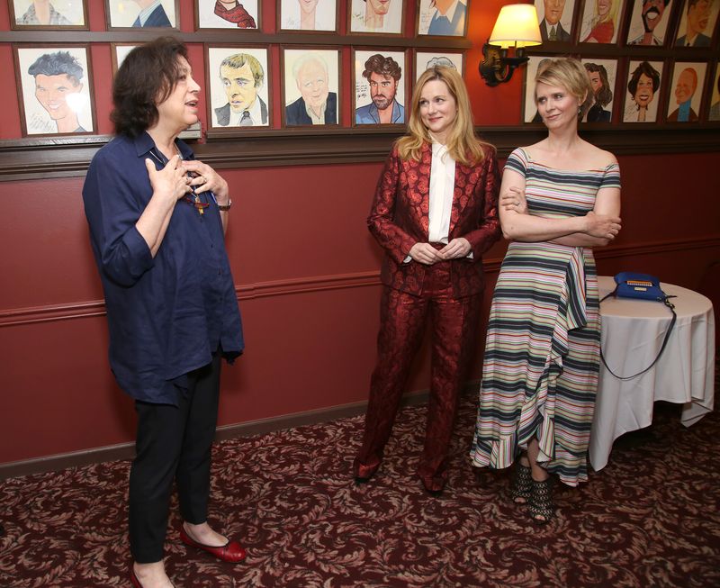 Photo Coverage: Laura Linney and Cynthia Nixon Celebrate Their New Portraits at Sardi's! — photo 2 of 31