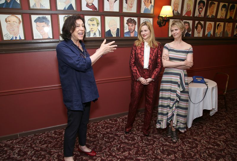 Photo Coverage: Laura Linney and Cynthia Nixon Celebrate Their New Portraits at Sardi's! — photo 4 of 31