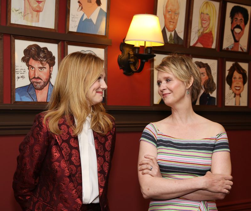 Photo Coverage: Laura Linney and Cynthia Nixon Celebrate Their New Portraits at Sardi's! — photo 6 of 31