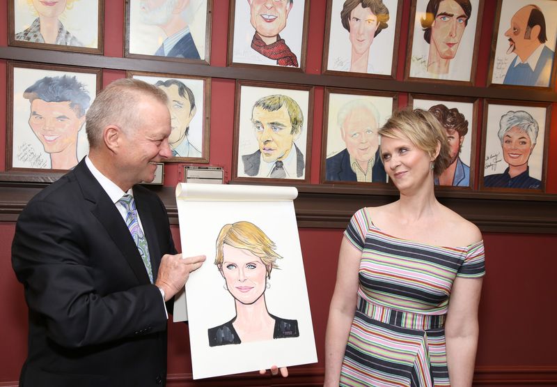 Photo Coverage: Laura Linney and Cynthia Nixon Celebrate Their New Portraits at Sardi's! — photo 14 of 31