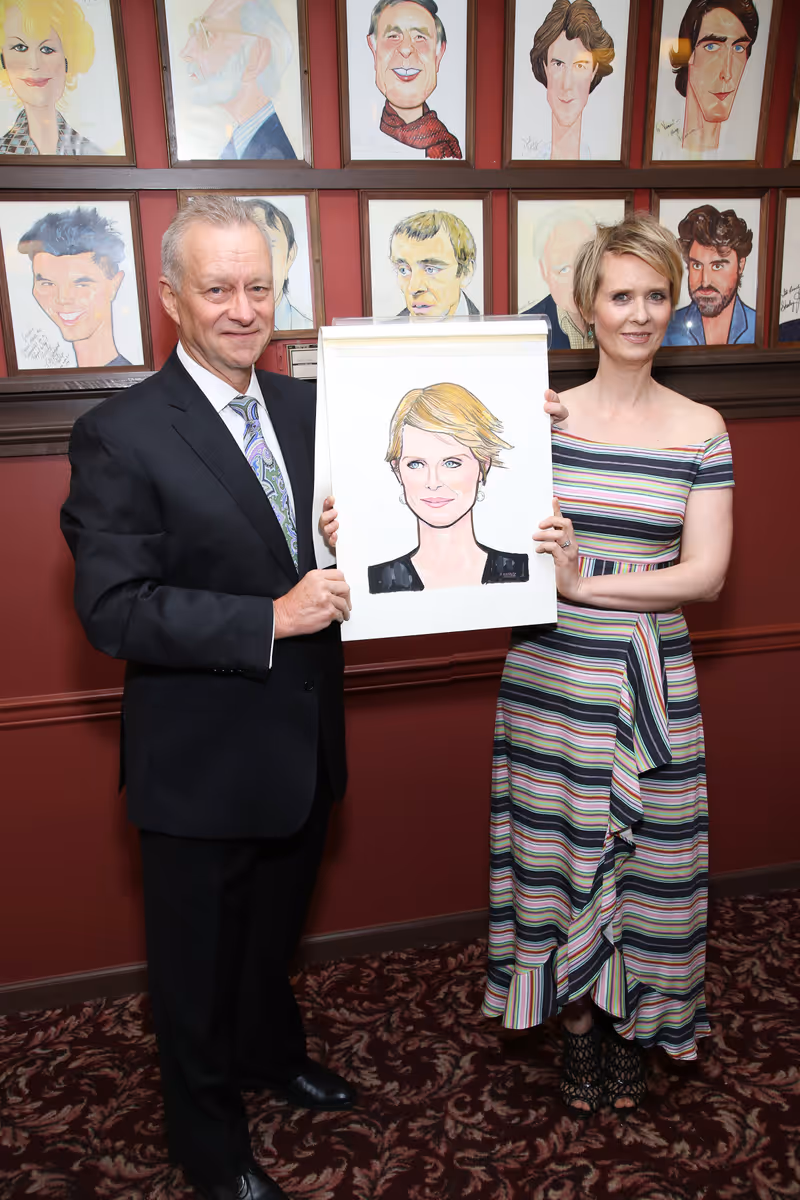 Photo Coverage: Laura Linney and Cynthia Nixon Celebrate Their New Portraits at Sardi's! — photo 16 of 31