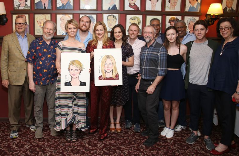 Photo Coverage: Laura Linney and Cynthia Nixon Celebrate Their New Portraits at Sardi's! — photo 27 of 31