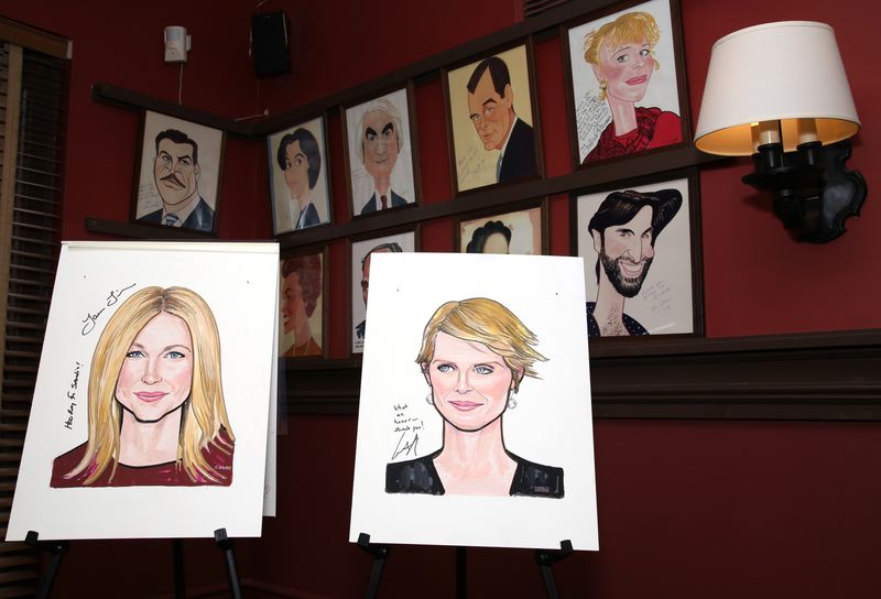Photo Coverage: Laura Linney and Cynthia Nixon Celebrate Their New Portraits at Sardi's! — photo 31 of 31
