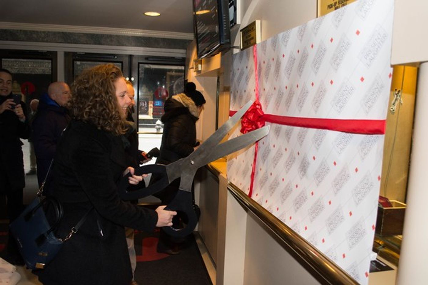 BWW Flashback: The Last Laughs- PRESENT LAUGHTER Takes Its Final Broadway Bow Today  Image