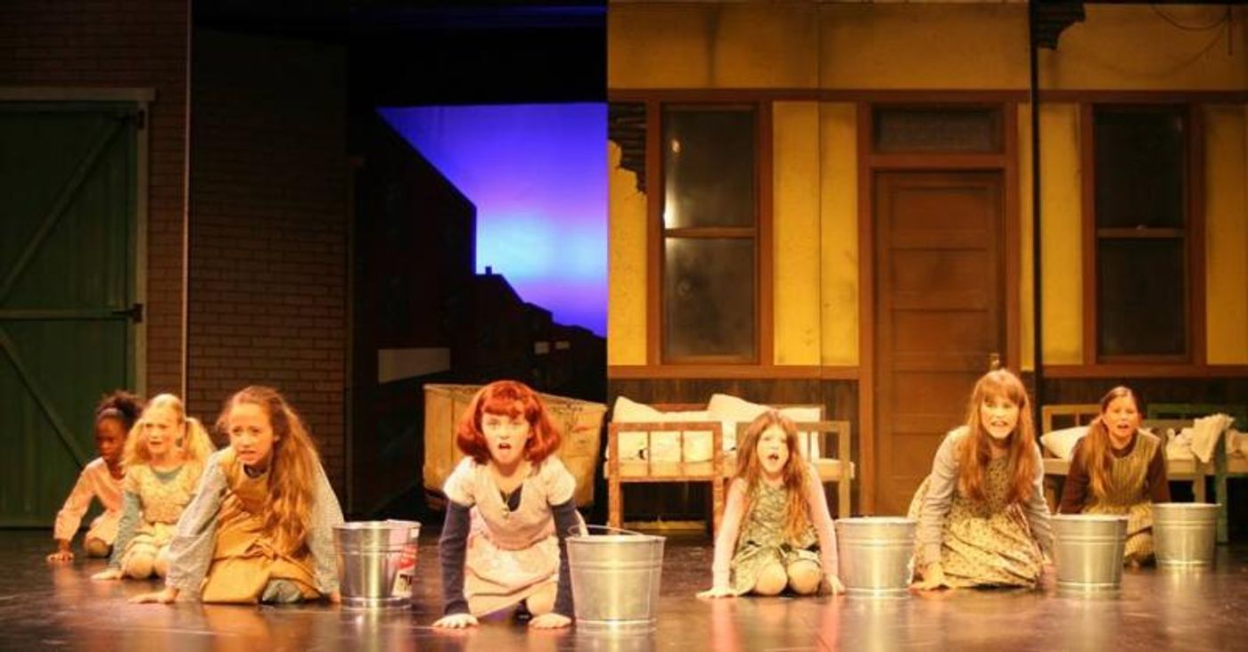 Review: Alhambra Dinner Theatre presents ANNIE  Image