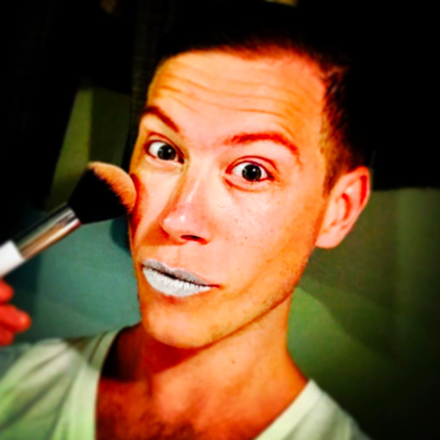 Photo Flash: WICKED Practices a Kiss Goodbye and More Saturday Intermission Pics  Image