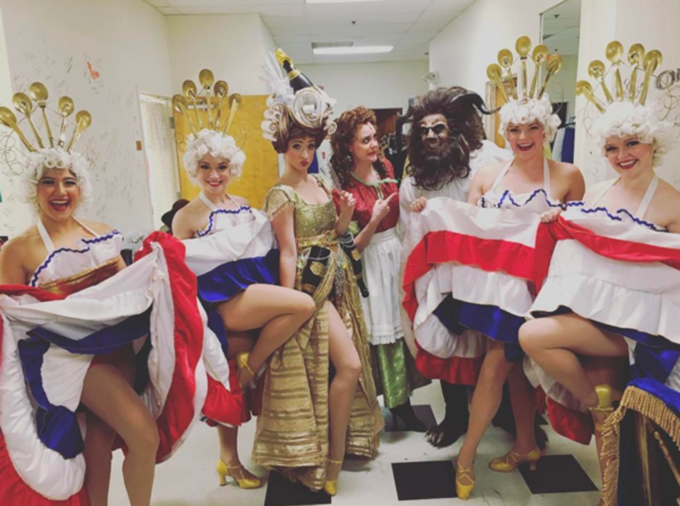 Photo Flash: WICKED Practices a Kiss Goodbye and More Saturday Intermission Pics  Image