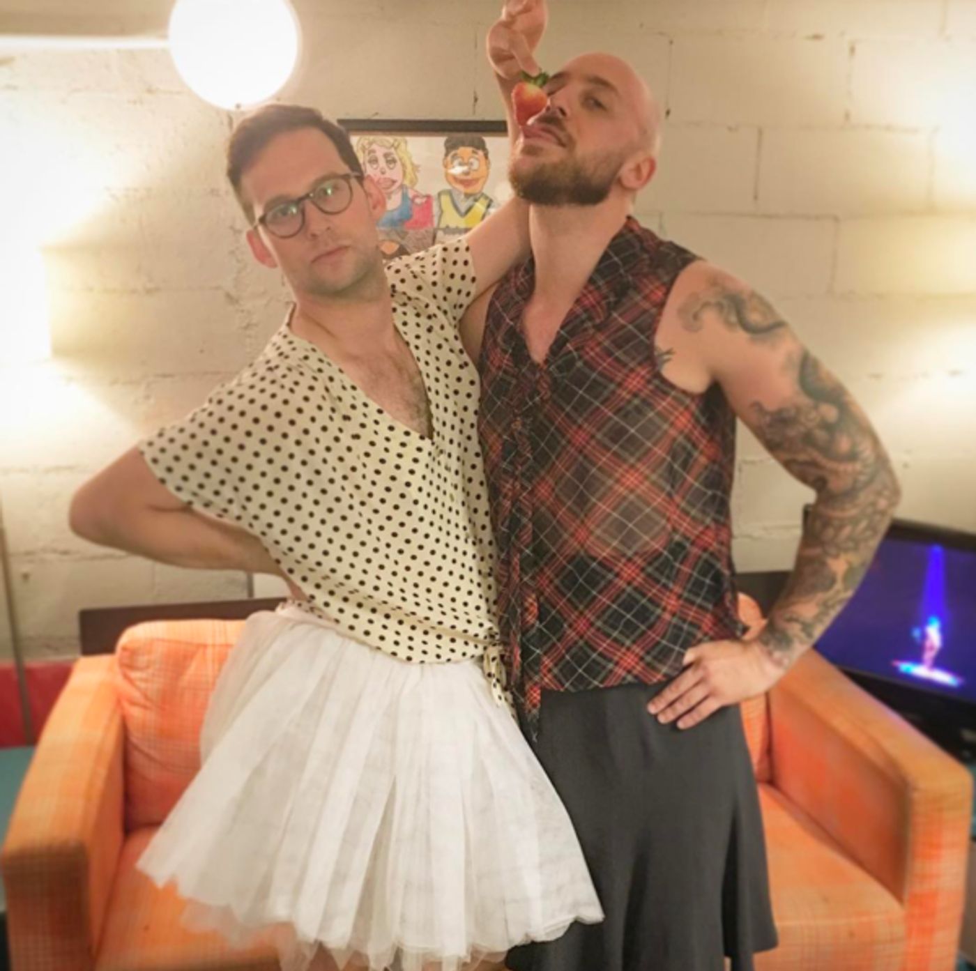 Photo Flash: WICKED Practices a Kiss Goodbye and More Saturday Intermission Pics  Image