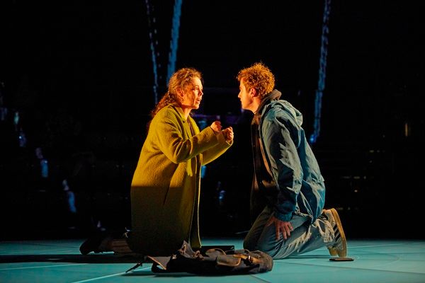 Olivia Colman, Joseph Quinn Photo