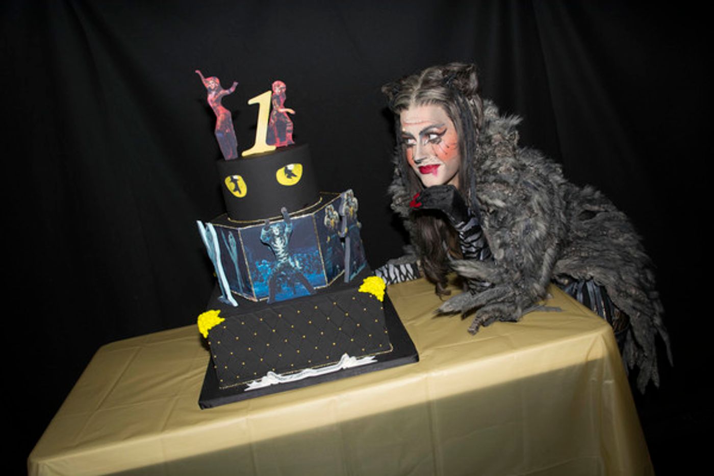 Photo Flash: CATS Revival Claws Into Cake, Celebrates One Year on Broadway  Image
