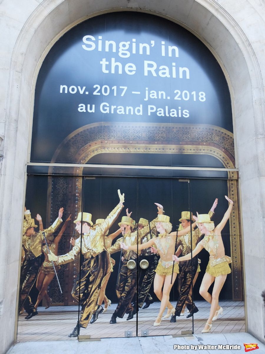UP ON THE MARQUEE: Paris Billboards for SINGING IN THE RAIN Image