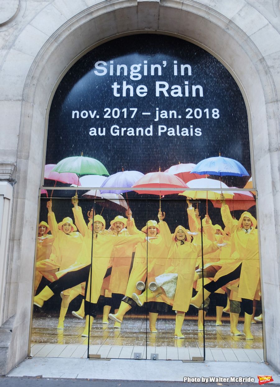 UP ON THE MARQUEE: Paris Billboards for SINGING IN THE RAIN Image