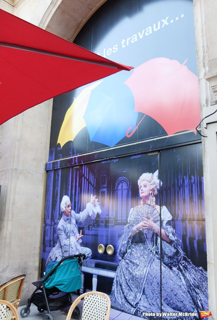 UP ON THE MARQUEE: Paris Billboards for SINGING IN THE RAIN Image