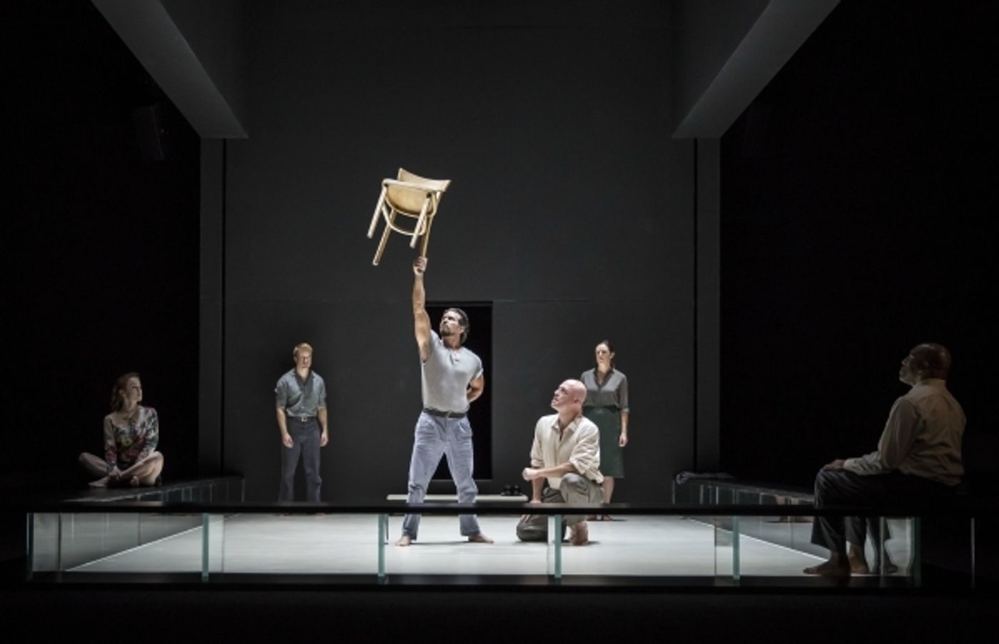 Photo Flash: First Look at Ivo van Hove's A VIEW FROM THE BRIDGE at Goodman Theatre  Image