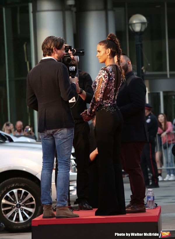  Halle Berry Photo