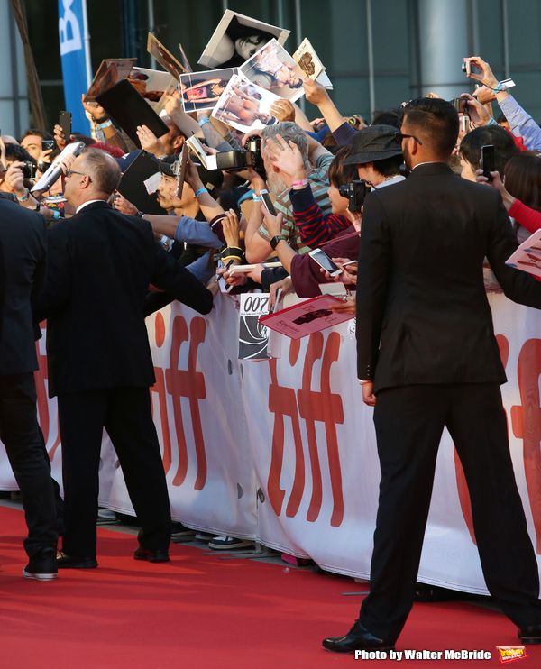  Halle Berry Fans Photo