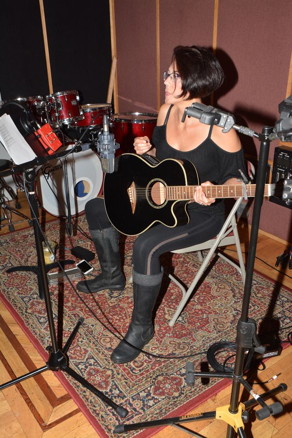 Satomi Hofmann (Guitar, Musical Director) Photo